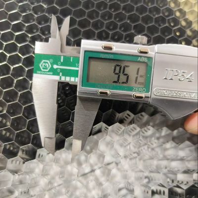 سوراخ های سوراخ شده آلومینیوم Honeycomb هسته طول طرف 5.5mm