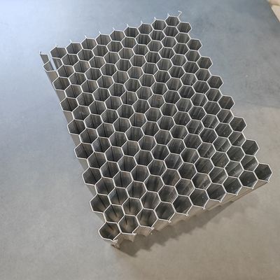 هسته عسل آلومینیومی دو قطعه ای که در موانع تصادف قابل تغییر استفاده می شود
