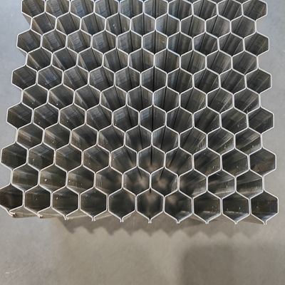 هسته عسل آلومینیومی دو قطعه ای که در موانع تصادف قابل تغییر استفاده می شود