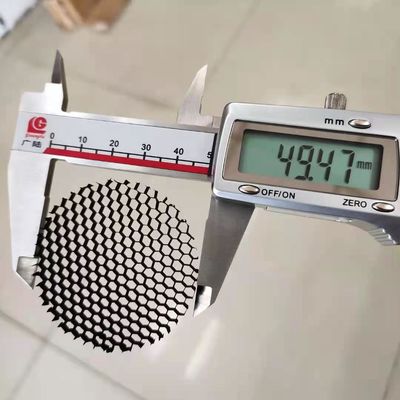 شبکه لانه زنبوری با اندازه سلول 3.2 میلی‌متر برای چراغ LED ضد تابش خیره کننده